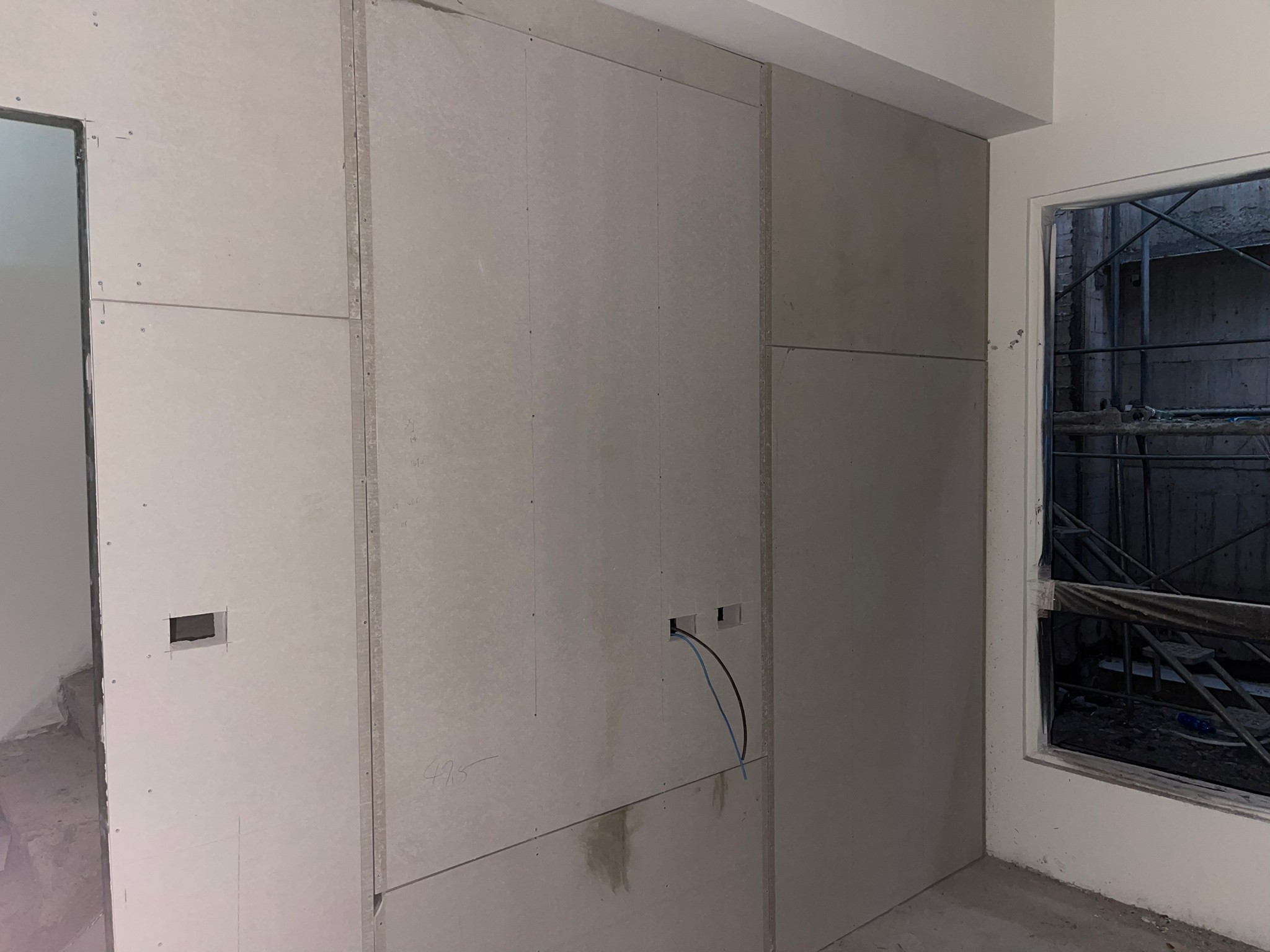 Read more about the article 39_室內泥作及輕隔間組立，浴室防水及天花板施作，頂樓鐵絲網鋪設工程