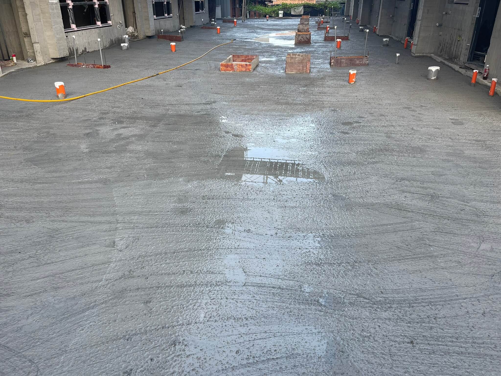 Read more about the article 23_中庭地坪澆置混凝土及一樓弱電拉線工程