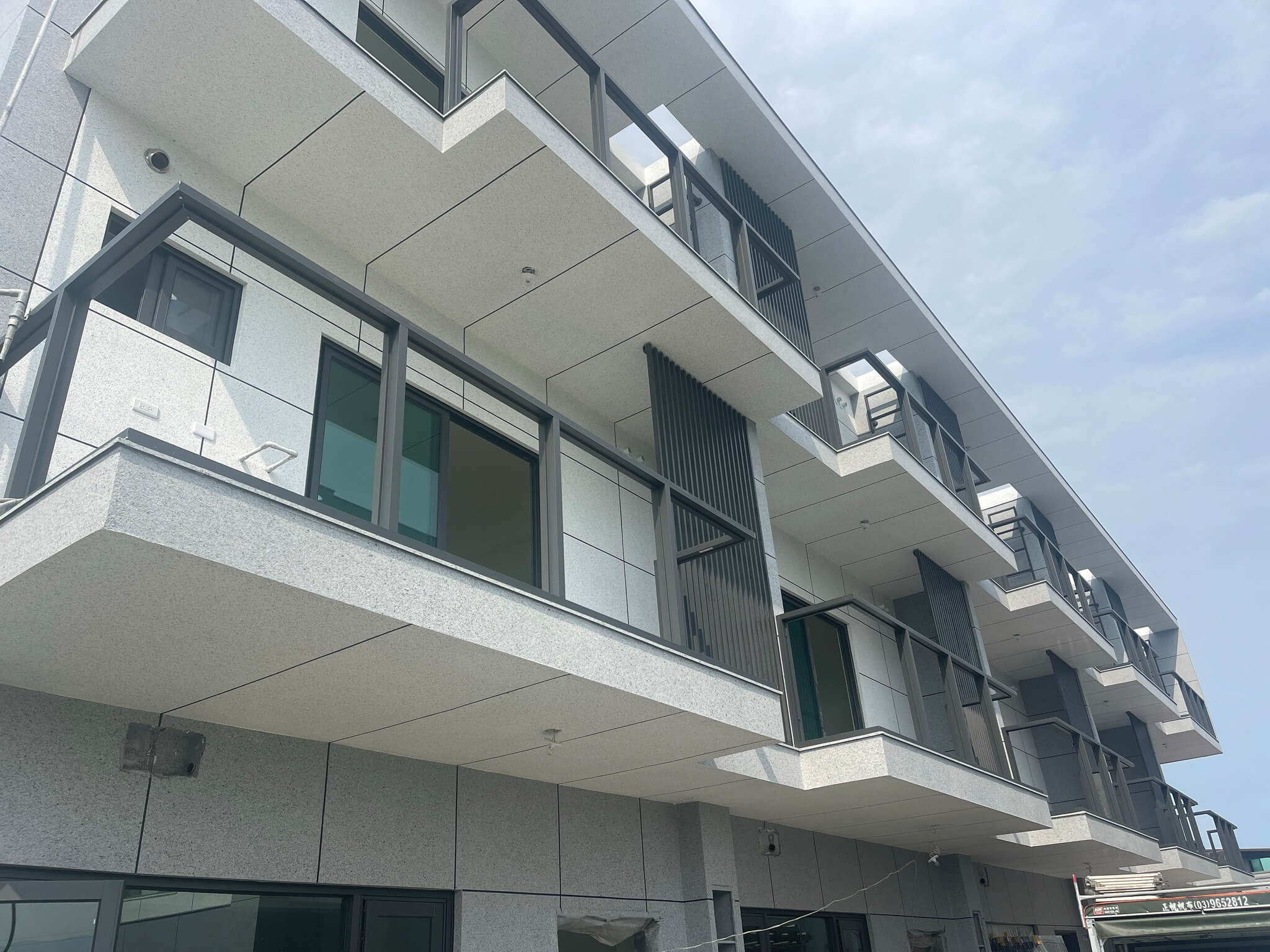 Read more about the article 48_全區鷹架拆除、水塔安裝完成、陽台格柵及玻璃欄杆安裝工程