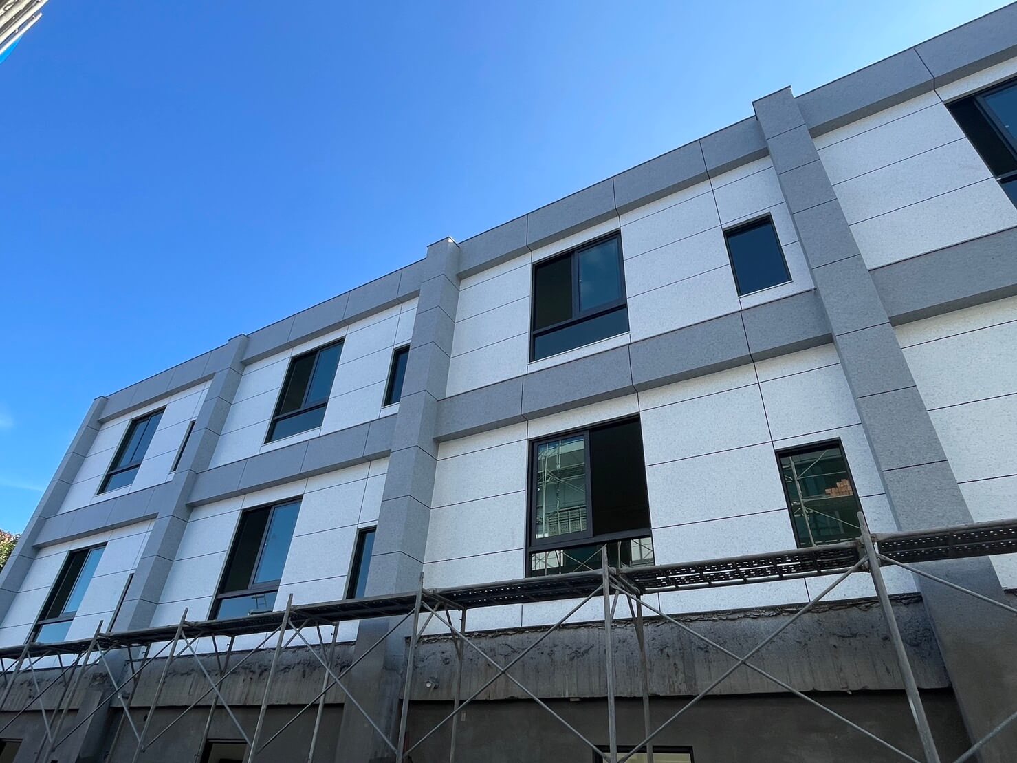 Read more about the article 45_室外石頭漆作業、窗戶玻璃安裝作業工程